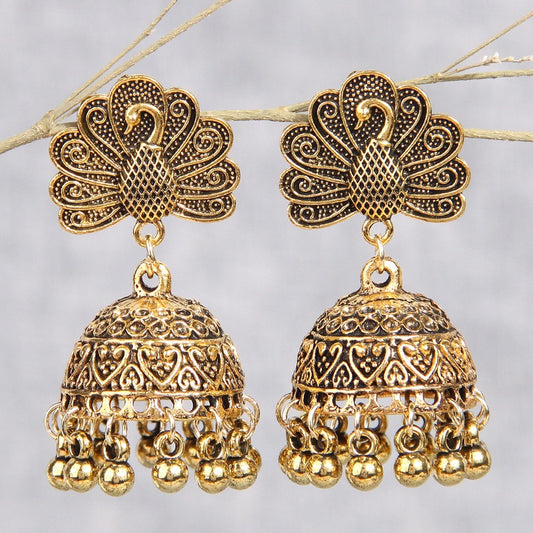 Orecchini in oro antico con motivo di pavone e nappe a campana