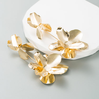 Orecchini placcati in oro con lampadario a fiori astratti